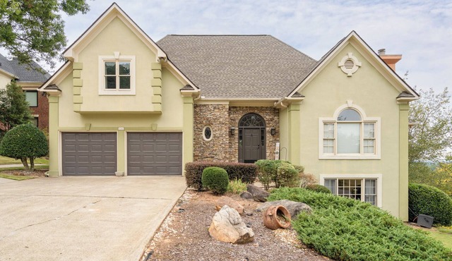 Spacious 5-bedroom retreat home with Mountain City Views.