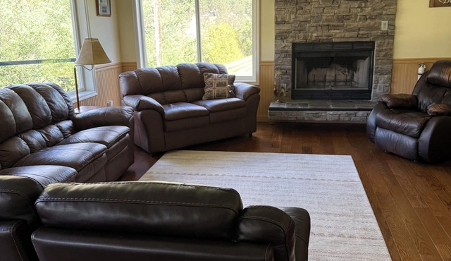 Spacious 5 bedroom Riverfront Retreat Hot Tub, Sauna & Family Fun, WiFi & More!