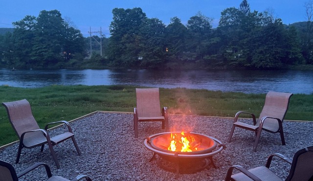 Spacious 5-bedroom river house in charming Deposit