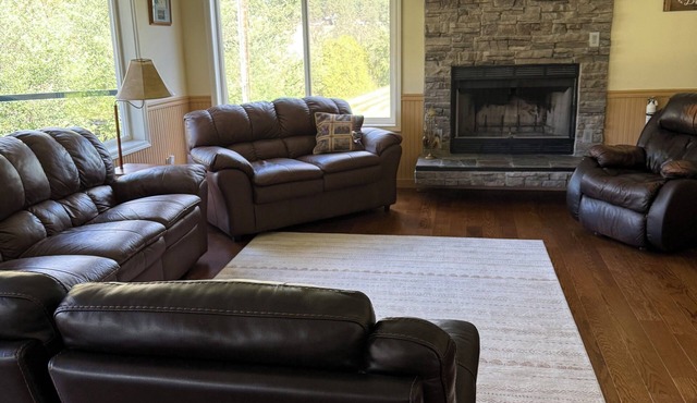 Spacious 5 bedroom Riverfront Retreat Hot Tub, Sauna & Family Fun, WiFi & More!