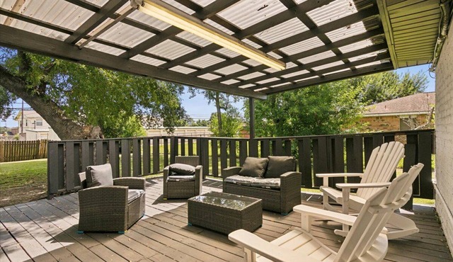 Spacious 5-Bedroom Short-Term Rental in Groves, TX