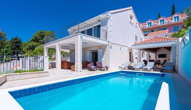 Spacious 5 bedroom Stone Villa with Private Pool and Sea view