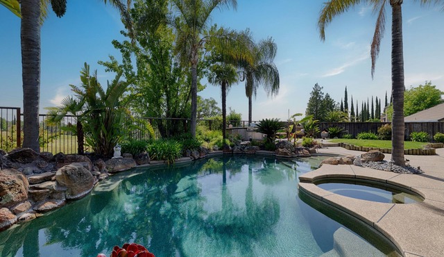 Spacious 5-bedroom tropical paradise home private pool/spa 1 level 3000 sqft