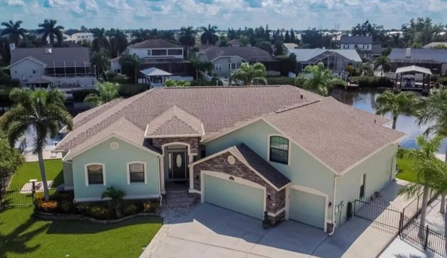 Spacious 5-bedroom house on the water with AC, WiFi in gorgeous Apollo Beach