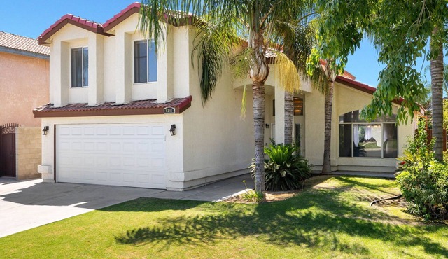 Spacious 5-bedroom house in delightful Bakersfield with AC, WiFi, Pet Friendly