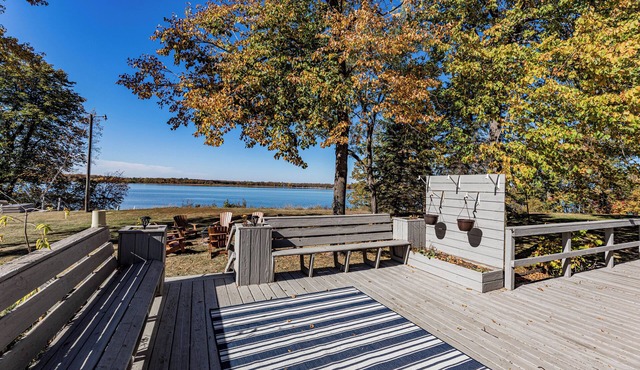 Spacious 5-bedroom house on Deer Lake, with Amazing Sunsets and View of the Lake