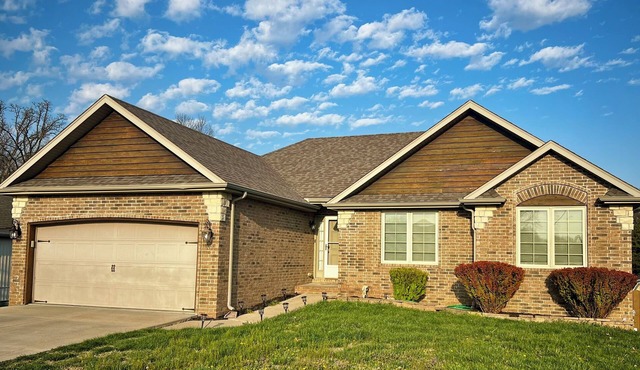 Spacious 5-bedroom house with hot tub, firepit, movie room in quiet Battlefield