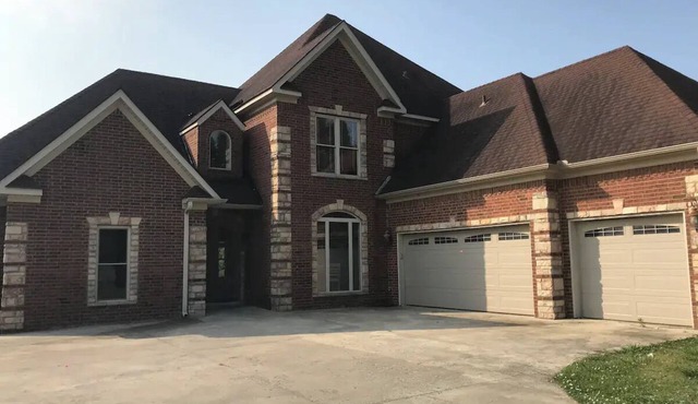 Spacious 5-bedroom house in lovely Blytheville with WiFi, fitness room