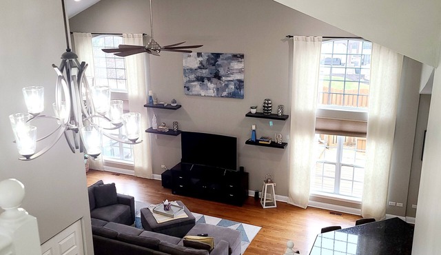 Spacious 5-bedroom house with WiFi, AC in tranquil Bolingbrook