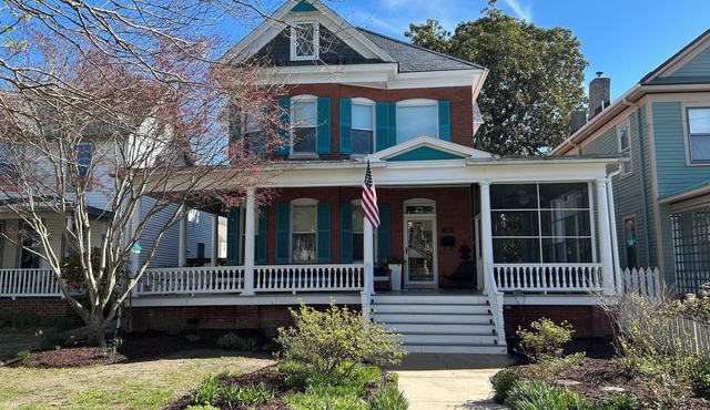 Spacious 5-bedroom 3.5 bath house in Cape Charles Historic District-PET FRIENDLY