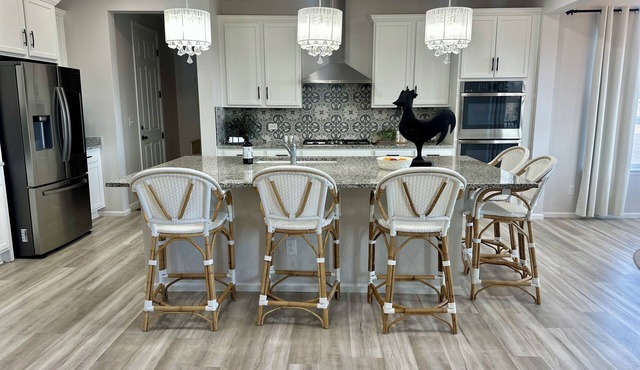 Spacious 5-bedroom house in marvelous Castle Rock with 2 kitchens