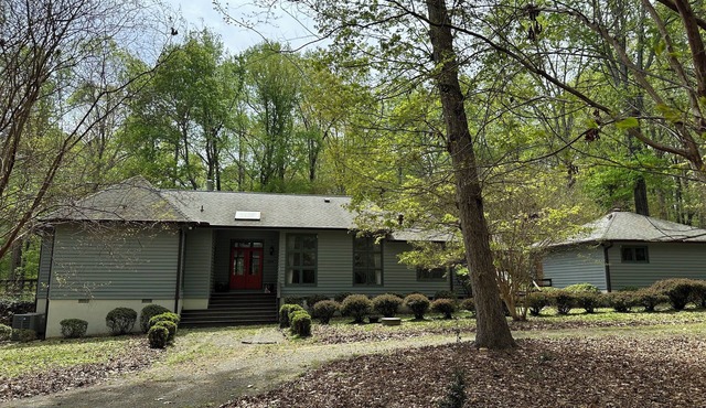 Spacious 5-bedroom house in fantastic Chapel Hill on 2.5 acres w/WiFi, AC, deck