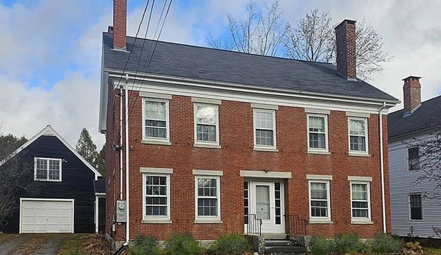 Spacious 5-bedrooms on dead end street. WIFI. Walk to charming Damariscotta.