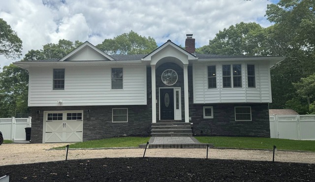 Spacious 5-bedroom house with AC, WiFi in charming East Quogue