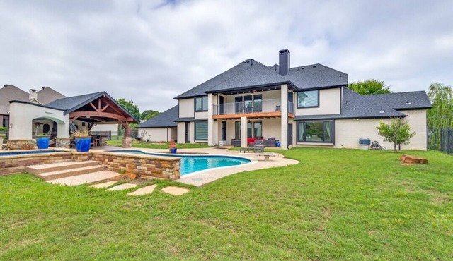 Spacious 5-bedroom house with AC. House located near lake in Flower Mound.