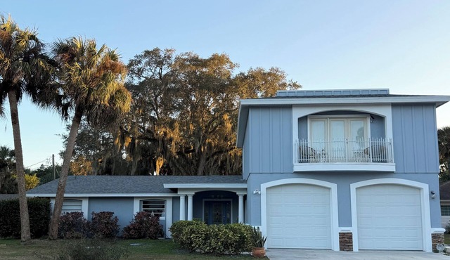 Spacious 5-bedroom estate in terrific Fort Pierce with AC and gym