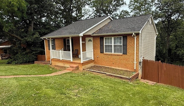 Spacious 5-bedroom house with WiFi, AC in charming Front Royal