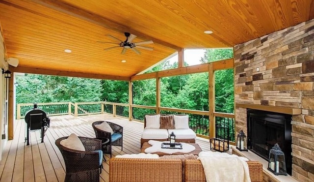 Spacious 5-bedroom house in charming Gainesville lake side with WiFi, Hot Tub.