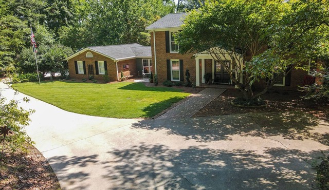 Spacious 5-bedroom Lake Lanier home with Boathouse, WiFi & Whole House Generator