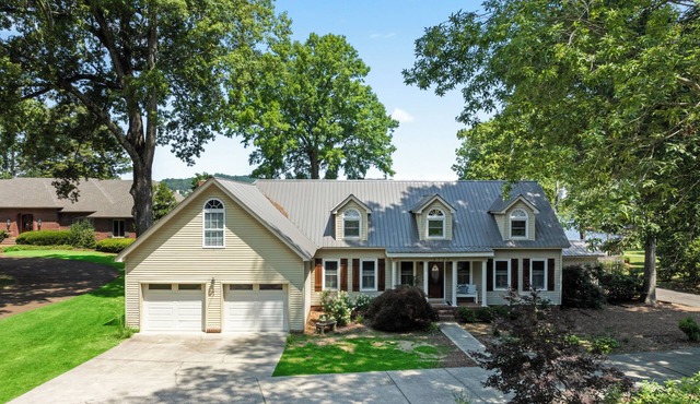 Spacious 5-bedroom house in the heart of Guntersville located ON the lake.