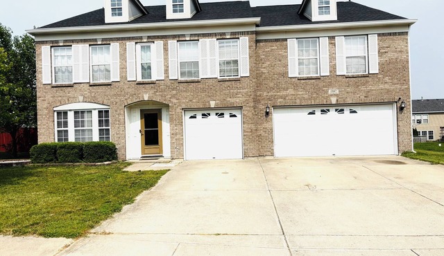 Spacious 5-bedroom house in beautiful Indianapolis with WiFi, AC