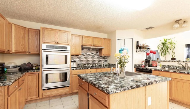 Spacious 5-bedroom house in brilliant Jacksonville Florida/Parking