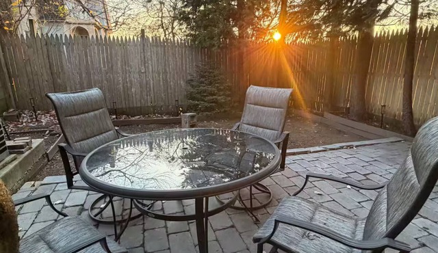 Spacious 5-bedroom townhome, 10 mins from PATH train, 20 mins to NYC!