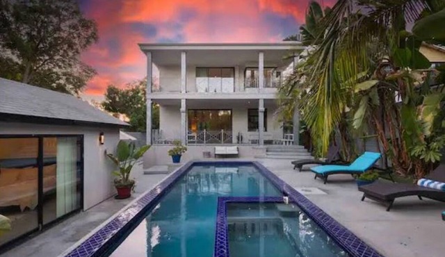 Spacious 5-bedroom stunning luxury and fully gated home in Los Angeles