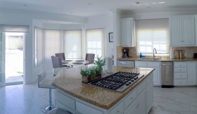 Spacious 5-bedroom house with WiFi and AC in lovely Los Angeles