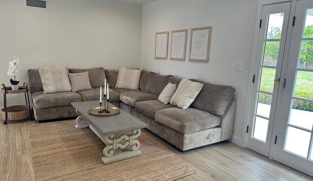 Spacious 5-bedroom house in enchanting Northridge with WiFi, AC