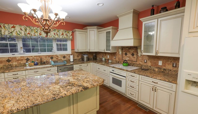 Spacious 5-bedroom house with WiFi and AC in charming Martinsville