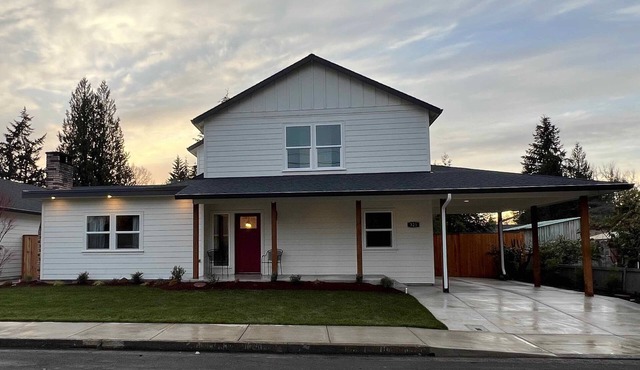 Spacious 5 Bedroom Wine Country Retreat & Hot tub