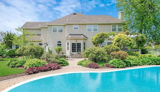 Spacious 5-bedroom house in a welcoming neighborhood with AC
