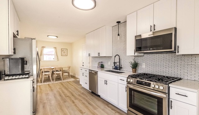 Spacious 5-bedroom house with AC, WiFi in welcoming Minneapolis near Downtown