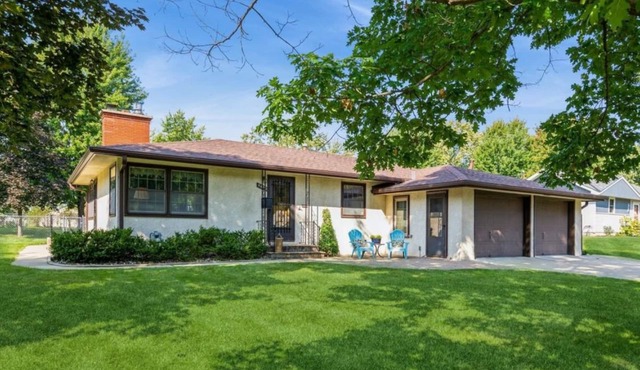 Spacious 5-bedroom house in pleasant Bloomington MN with AC