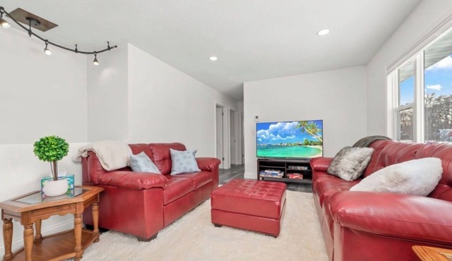 Spacious 5-bedroom house in soothing Minneapolis with AC