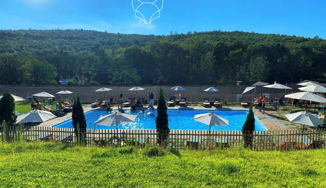 Spacious 5-bedroom house with Pool on the 10-Mile River