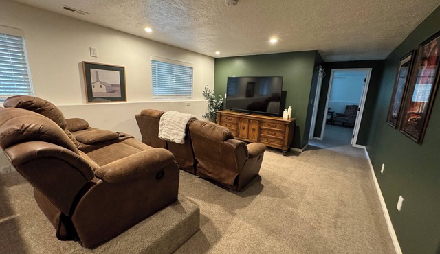 Spacious 5-bedroom house in lovely North Ogden with Theater, Games and Hot Tub