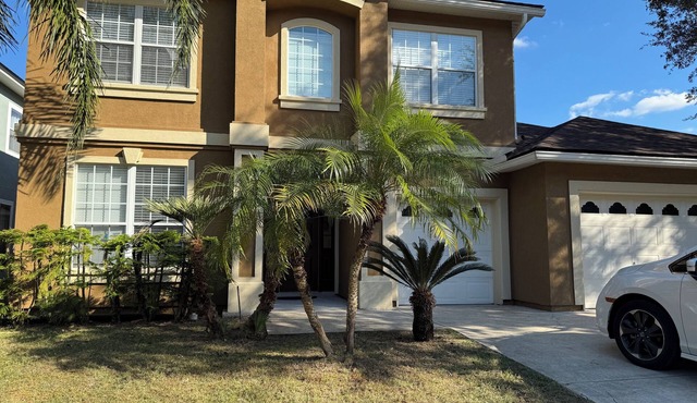 Spacious 5-bedroom house in amazing Orange Park with AC and close to beaches