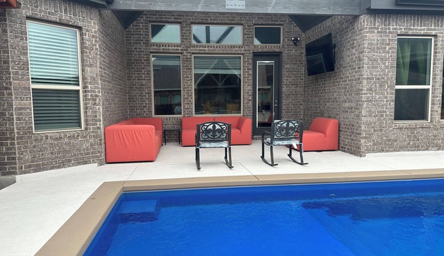 Spacious 5-bedroom farmhouse in peaceful Pflugerville with AC, WiFi