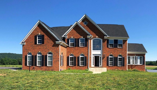 Spacious 5-bedroom Lakefront View Home