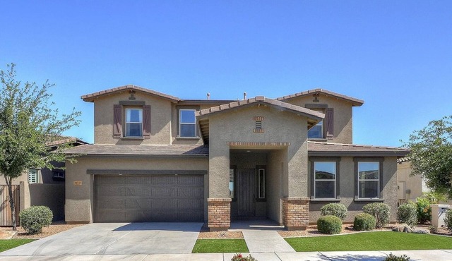 Spacious 5-bedroom house in fabulous Queen Creek with WiFi, AC