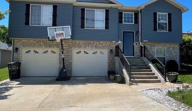 Spacious 5-bedroom house with WiFi, AC in fantastic Saint Robert