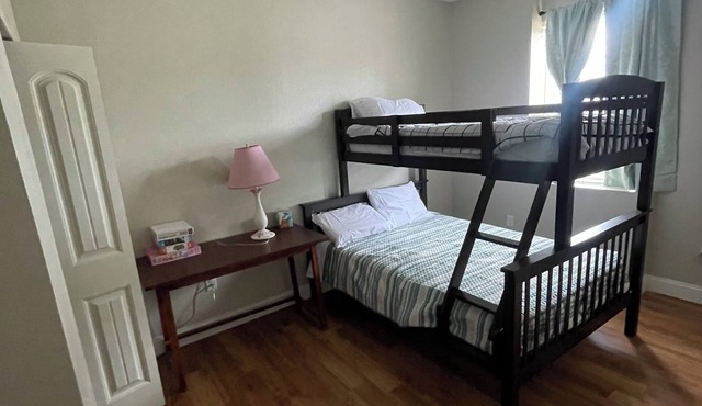 Spacious 5-bedroom house with WiFi, AC in charming Saint Robert