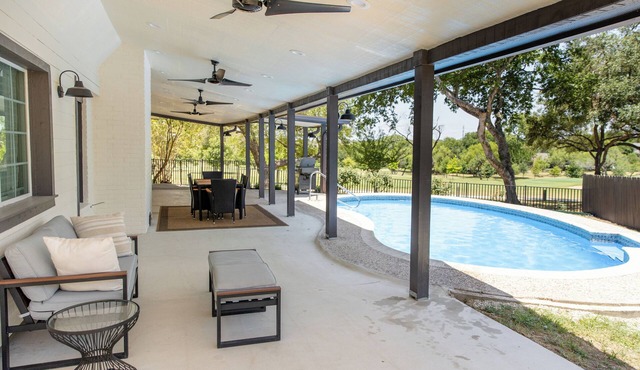 Spacious 5-bedroom vacation house w/POOL on GOLFCOURSE, by Airport