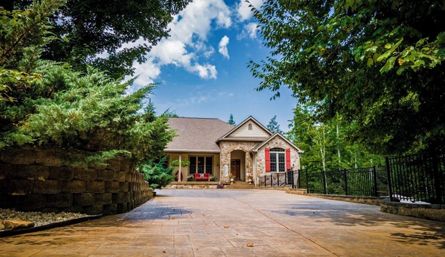 Spacious 5-bedroom house in serene Sevierville with Pool and free WiFi