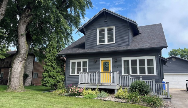 Spacious 5-bedroom Sioux Center house that's a short walk from Dordt
