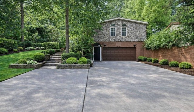 Spacious 5-bedroom house in lovely South Euclid with AC