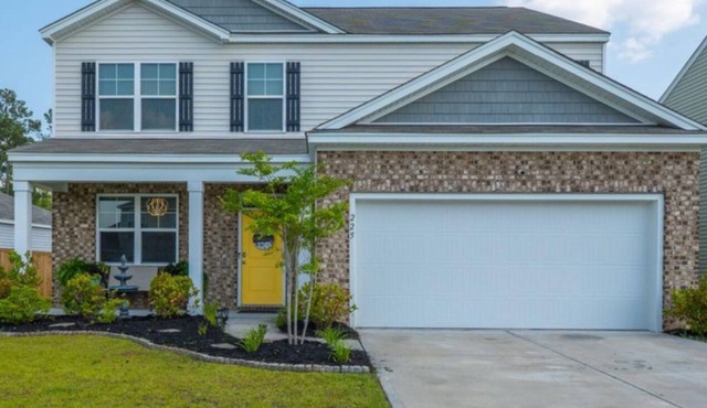 Spacious 5-bedroom house in welcoming Summerville with WiFi, AC
