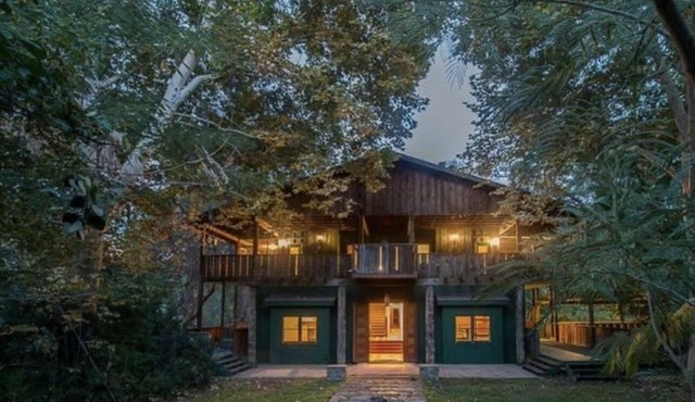 Spacious 5-bedroom Lodge nestled at the Gateway to the Sequoias.